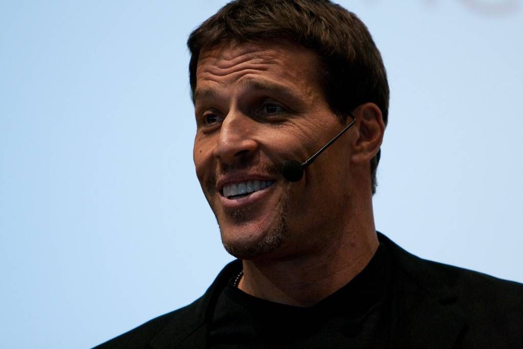 "Tony Robbins - 140tc" by Randy Stewart is licensed under CC BY-SA 2.0.