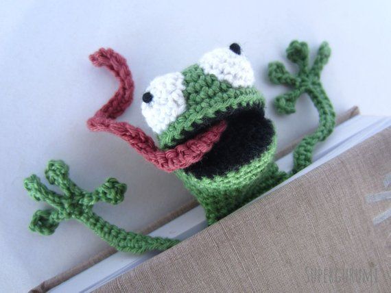 amigurumi frog bookmark