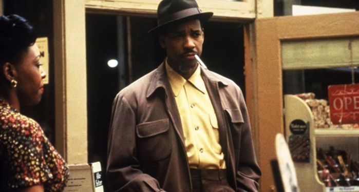 denzel washington as easy rawlins in devil in a blue dress film still