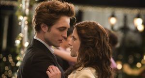 Robert Pattinson and Kristen Stewart as Edward and Bell Ian still from from TWILIGHT movie https://www.imdb.com/title/tt1099212/mediaviewer/rm1058114560/