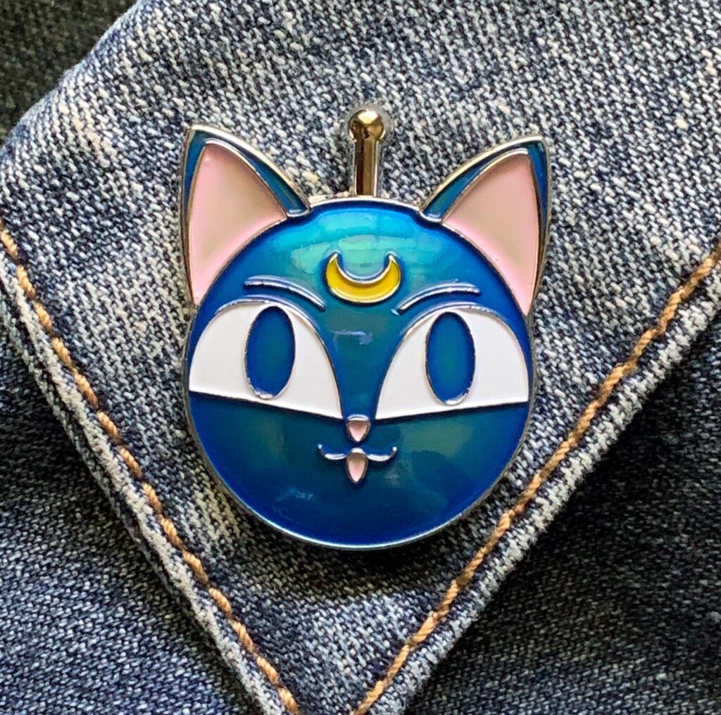 Luna-bot pin