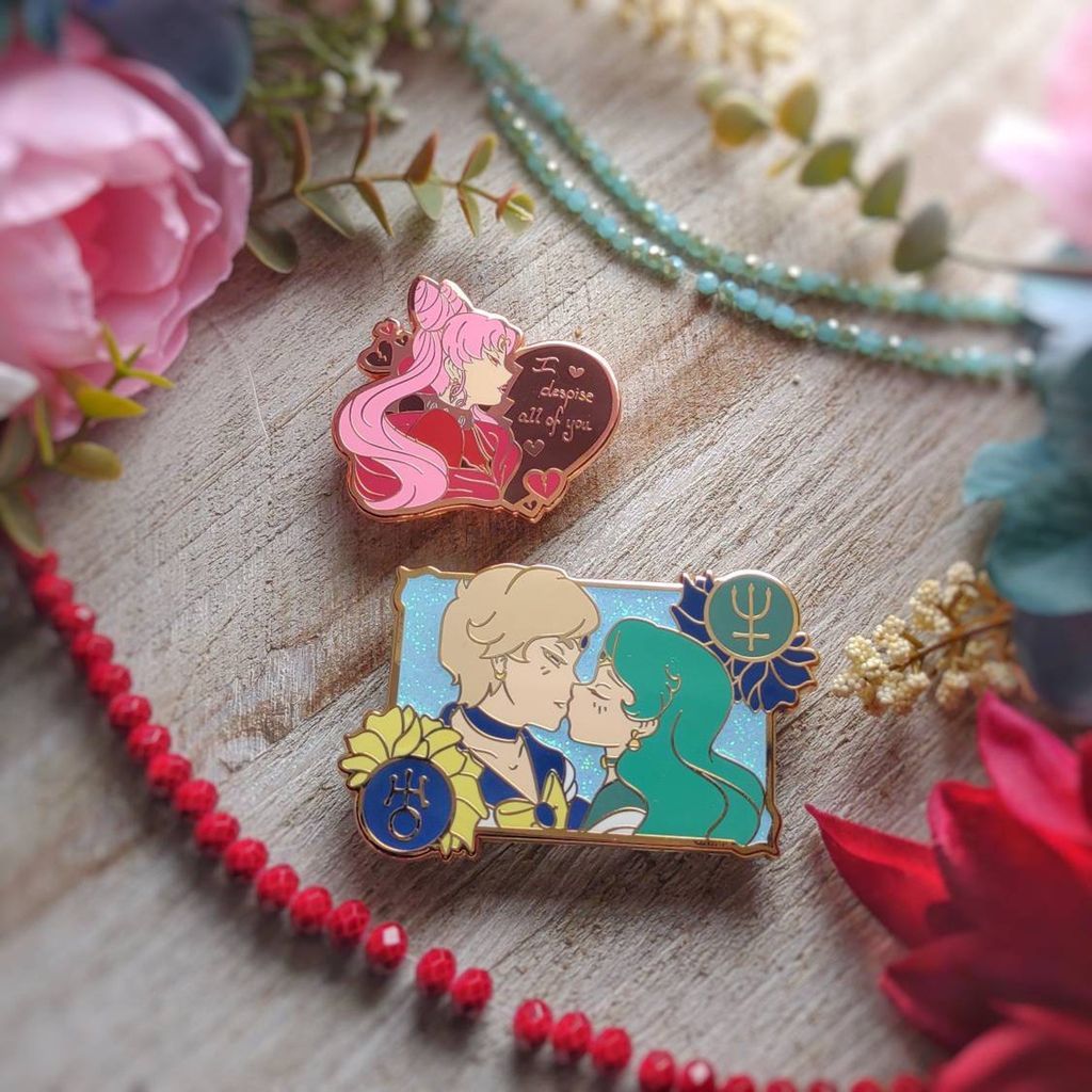 Sailor Neptune and Sailor Uranus kiss pin