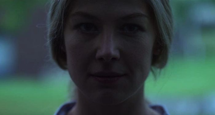 a closeup shot of Rosamund Pike in the foilm adaptation of Gone Girl https://www.imdb.com/title/tt2267998/mediaviewer/rm3840629760/