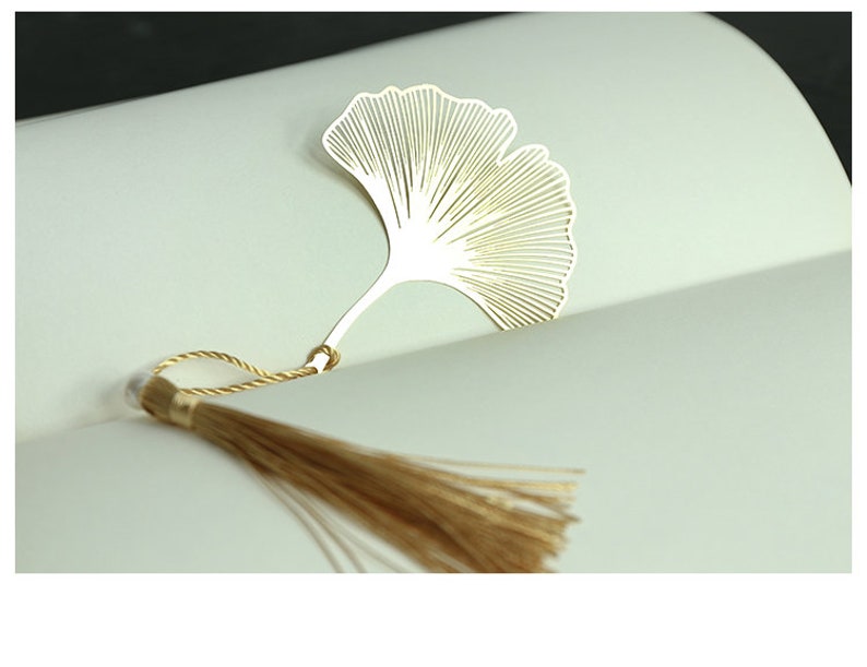 Image of a single gold gingko leaf bookmark.