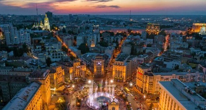 a photo of Kyiv square at night