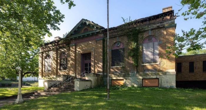 Image of the outside of the Middletown Carnegie Library